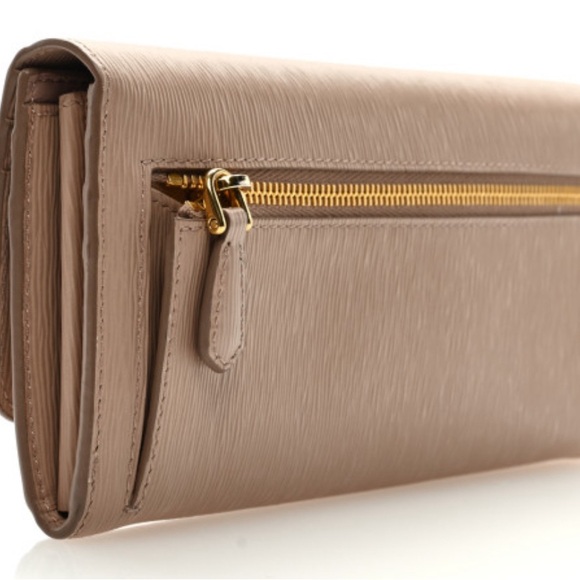 Authentic PRADA - Vitello Continentsl Flap Travel Wallet Cipria - Picture 3 of 6